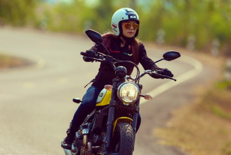 A Singaporean Biker Chick Rode to Mount Everest